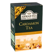 Förpackning med Ahmad Tea kardemummate, grön kartong med gyllene detaljer och tebilder.