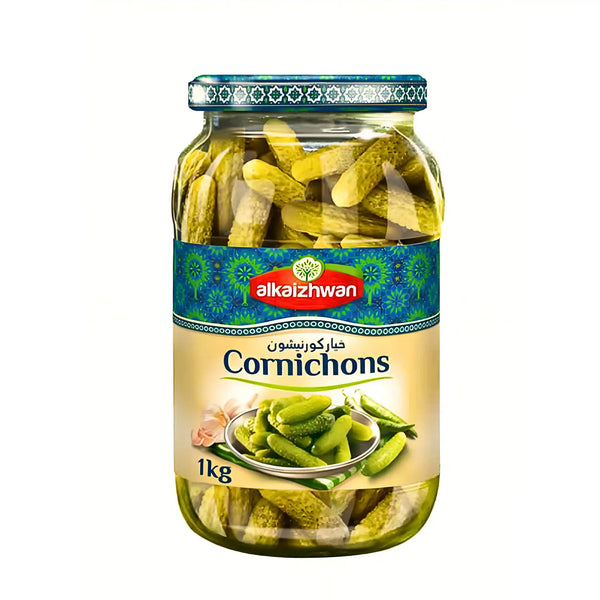 Glasburk med inlagda cornichons 1 kg, orientaliska gurkor på vit bakgrund.
