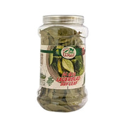 Plastburk med torkade lagerblad, etikett med text lagerblad bay leaf, orientaliska kryddor
