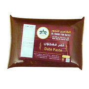 1 kg dadelpasta i vakuumförpackning, tydlig etikett med text på arabiska och engelska.