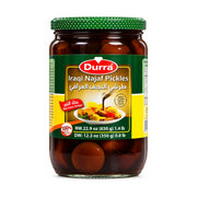 Durra pickles i glasburk med grönt lock, etikett och hela grönsaker