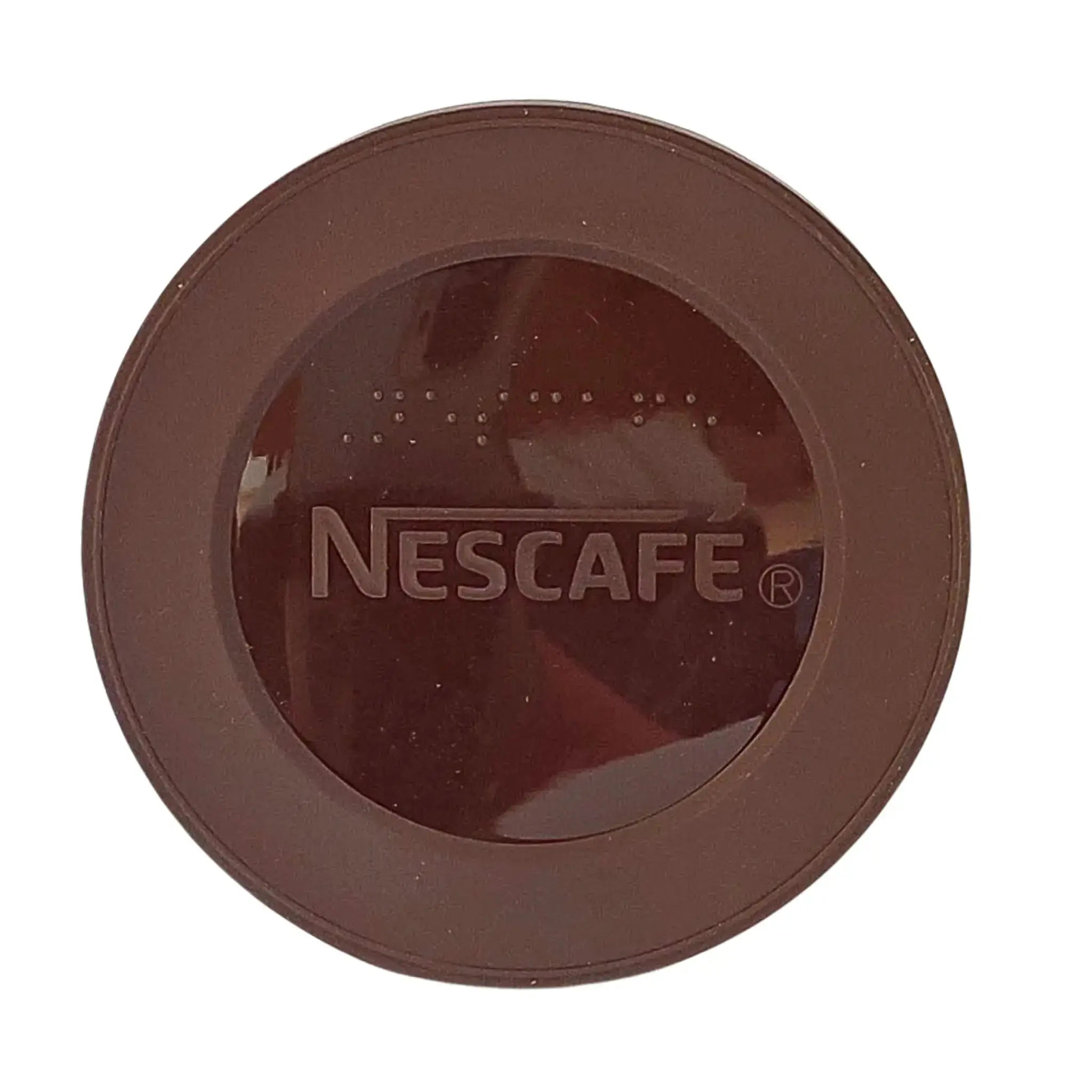 Brunt plastlock med Nescafe-logotyp, kaffeprodukt, närbild mot vit bakgrund.