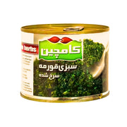 Burk med stekta gröna örter för Ghormeh Sabzi, orientalisk mat, vit bakgrund