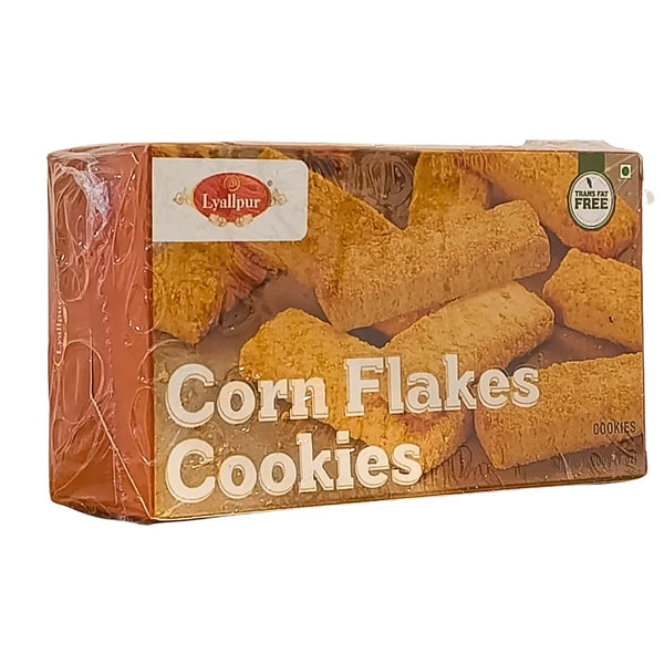 Förpackning med Corn Flakes Cookies, gyllene kakor med krispig yta, orientaliskt bakverk.
