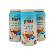 Tre burkar fin havssalt 700g, blå och vita förpackningar med träskål och skopa, vit bakgrund