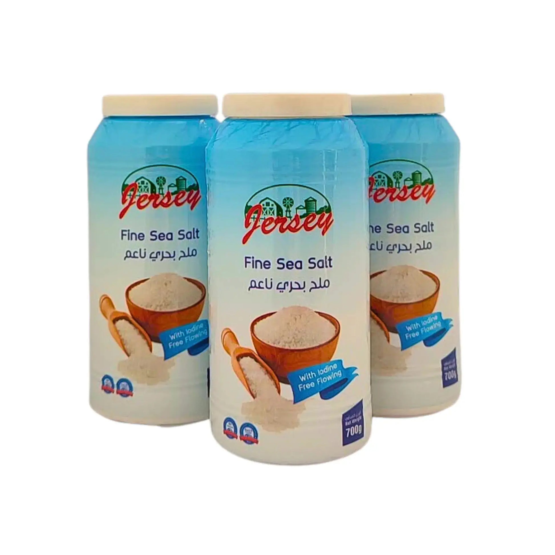 Tre burkar fin havssalt 700g, blå och vita förpackningar med träskål och skopa, vit bakgrund