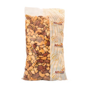 Stort paket med blandade nötter, cashew, mandel och pistage, i genomskinlig plastpåse.
