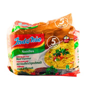 Indomie snabbnudlar med biffsmak, 5-pack, paket mot vit bakgrund