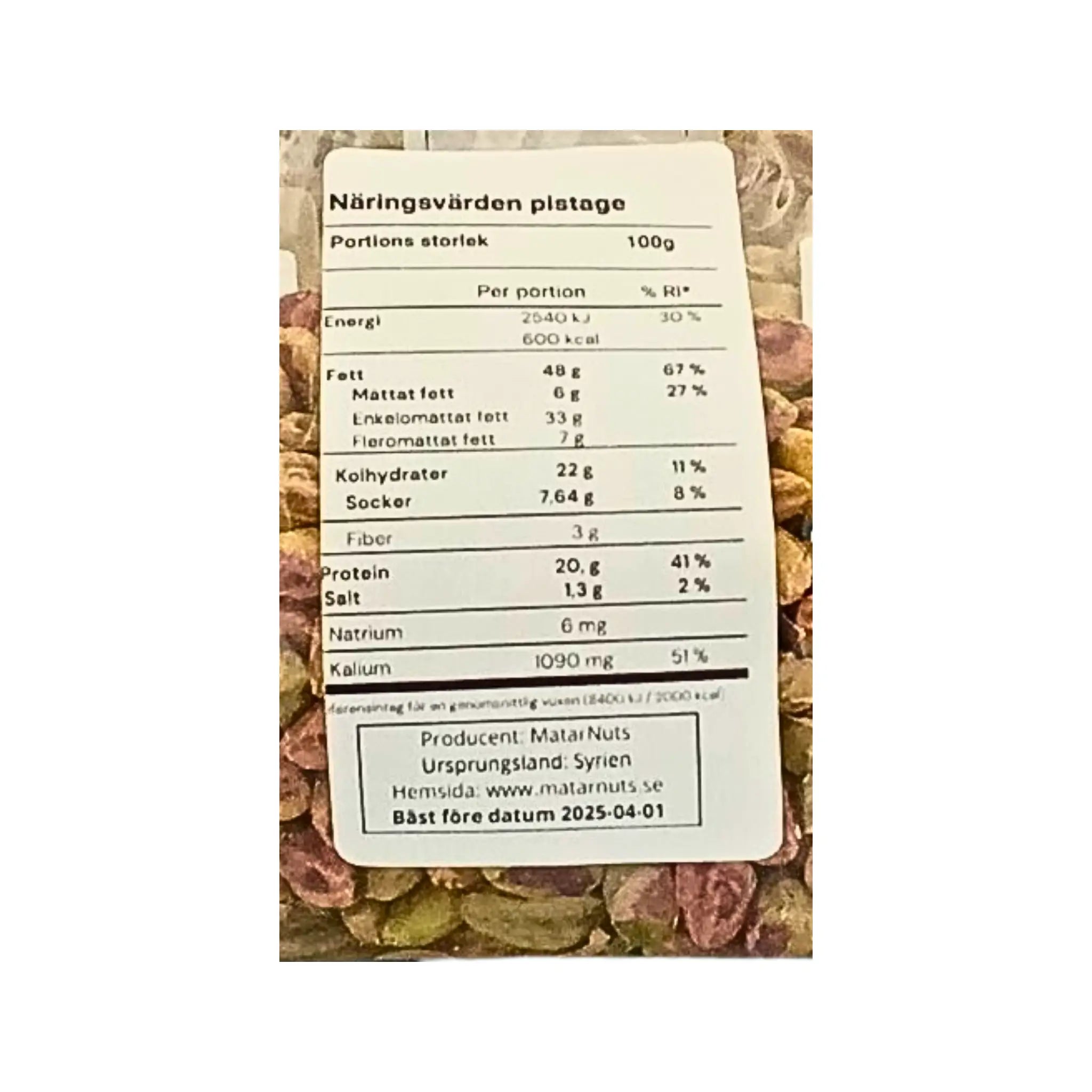 Näringsvärdeetikett på påse med pistagekärnor, tydlig information om innehåll och ursprung.