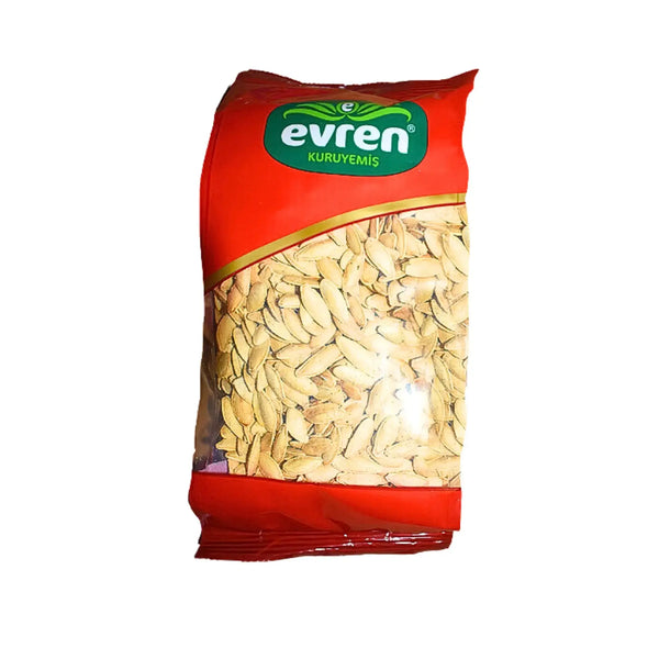 Påse med rostade pumpafrön i röd förpackning, orientaliska snacks.