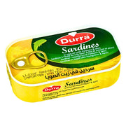 Konservburk med Durra sardiner i sojaolja, tydlig grön och gul etikett på vit bakgrund.