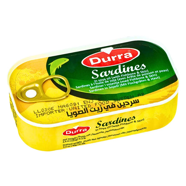 Konservburk med Durra sardiner i sojaolja, tydlig grön och gul etikett på vit bakgrund.