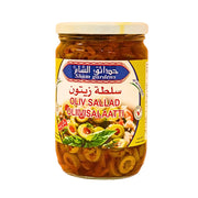 Glasburk med orientalisk olivsallad, synliga skivade oliver och färgglad etikett.