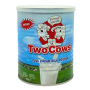 Burk med TwoCows helmjölkspulver 400g, blå design med koillustrationer och ängsmotiv.
